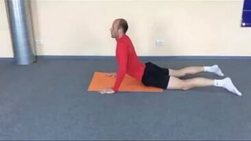 Az edzésterápia segít megerősíteni a gyengített hátizmokat az osteochondrosisban